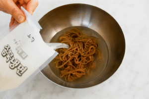 preparation Mul Naengmyeon soupe de nouilles froides coréenne