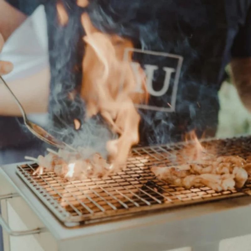 Barbecue Konro Kasai Nano chargé avec du charbon de bois Binchotan