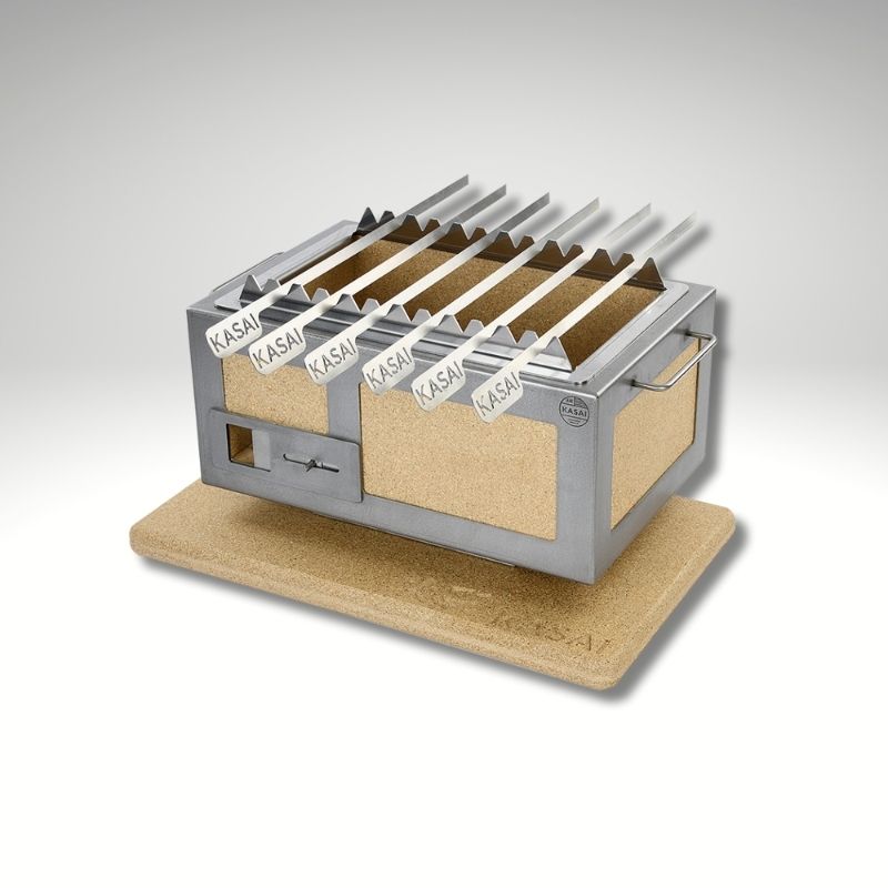 Cuisine au grill japonais avec support Kasai Little et brochettes anti-rotation