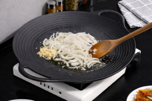 cuisson-de-l'ail-et-de-l'oignon-hobak-bokkeum