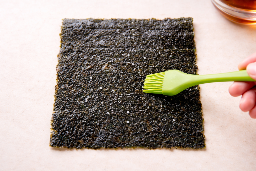 badigeonner-les-feuilles-de-nori-d-huile