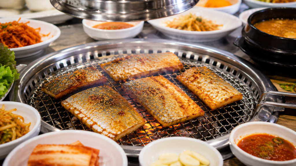 cuire-le-poisson-sabre-sur-barbecue-coréen