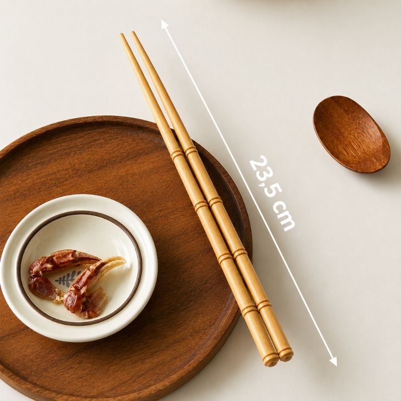 Baguettes japonaises Shiro en bois naturel 23,5 cm sur fond clair