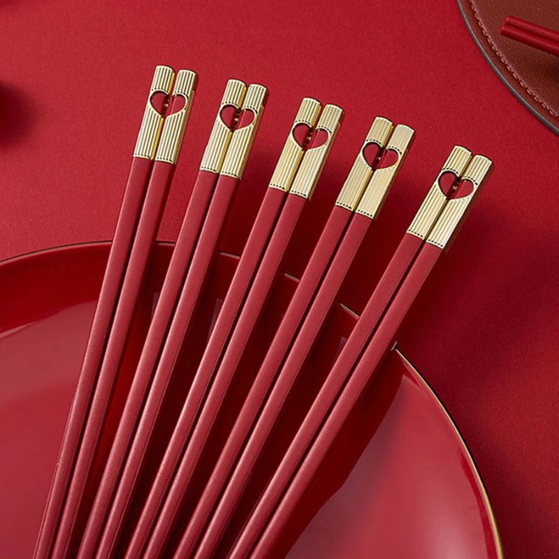 Baguettes chinoise rouges Cœur avec extrémités dorées pour amoureux
