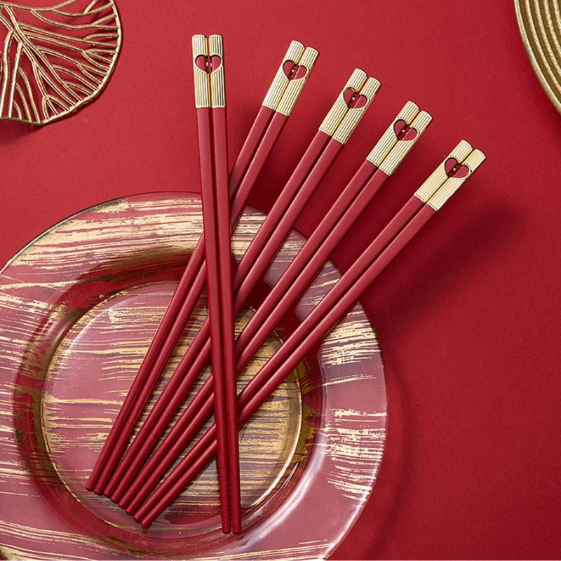 Lot de 5 paires de baguette chinoises rouges à motif cœur sur une assiette