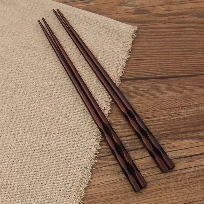 Baguettes japonaises en bois laqué utilisées pour déguster des sushis