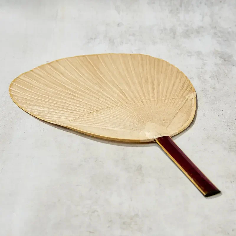 Éventail Shibu Uchiwa grand format posé à plat, vu de biais