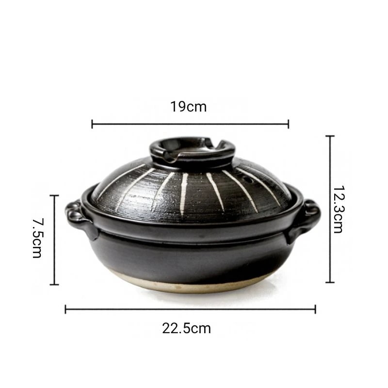 Marmite japonaise Donabe noire : largeur avec poignées 22,5 cm, diamètre indiqué 19 cm, hauteur 7,5 cm sans couvercle et 12,3 cm avec couvercle